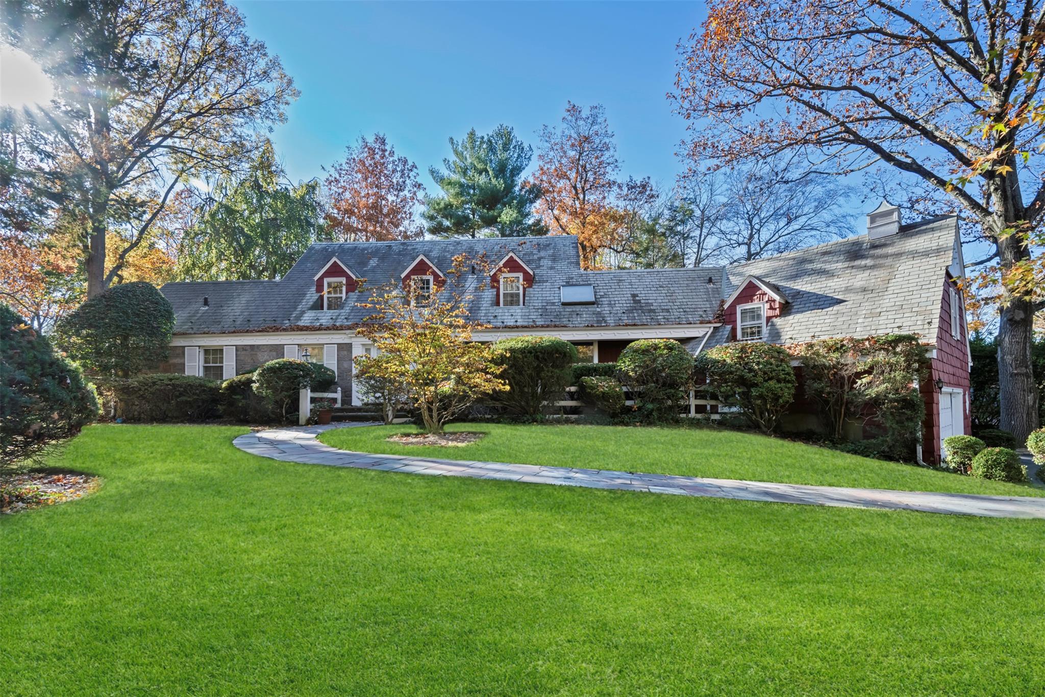 12 School House Lane, Great Neck, New York image 1