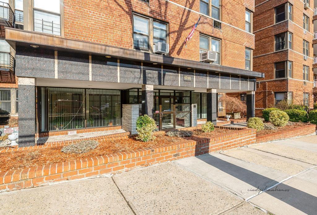 Rental Property at Burns Street 117, Forest Hills, Queens, NY - Bathrooms: 1 
Rooms: 3  - $1,800 MO.