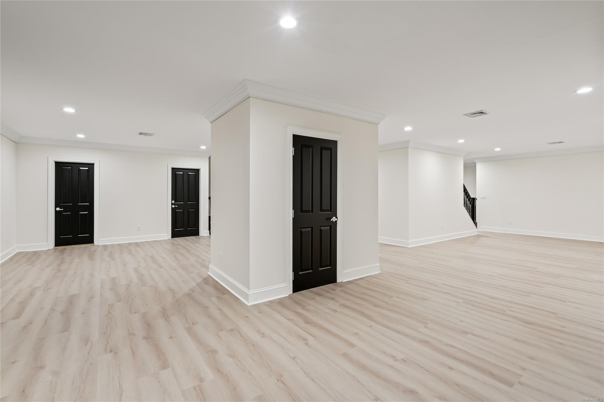 119 Wheatley Road, Old Westbury, New York image 32