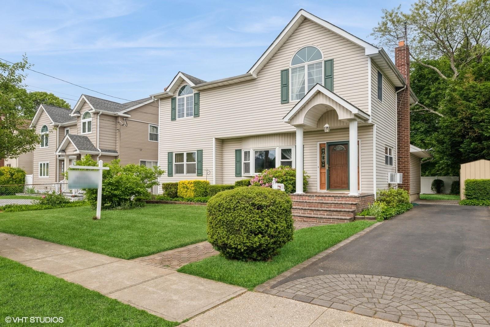 27 Lowell Street, Bethpage, New York image 2