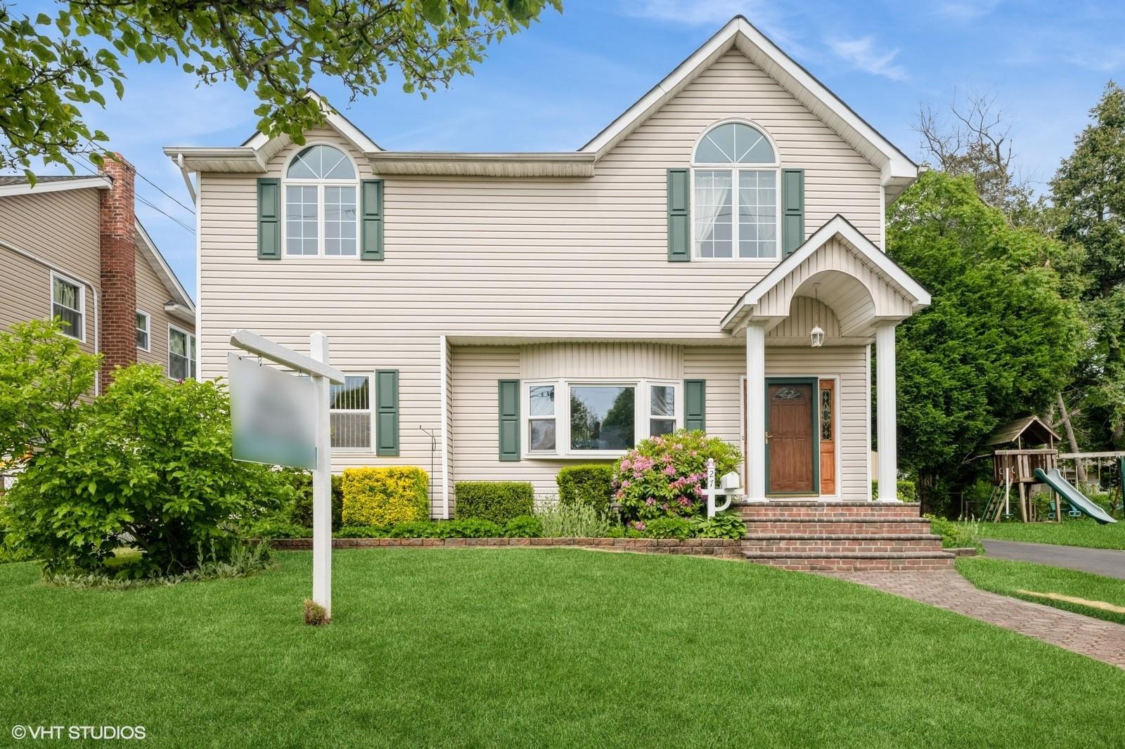 27 Lowell Street, Bethpage, New York image 1