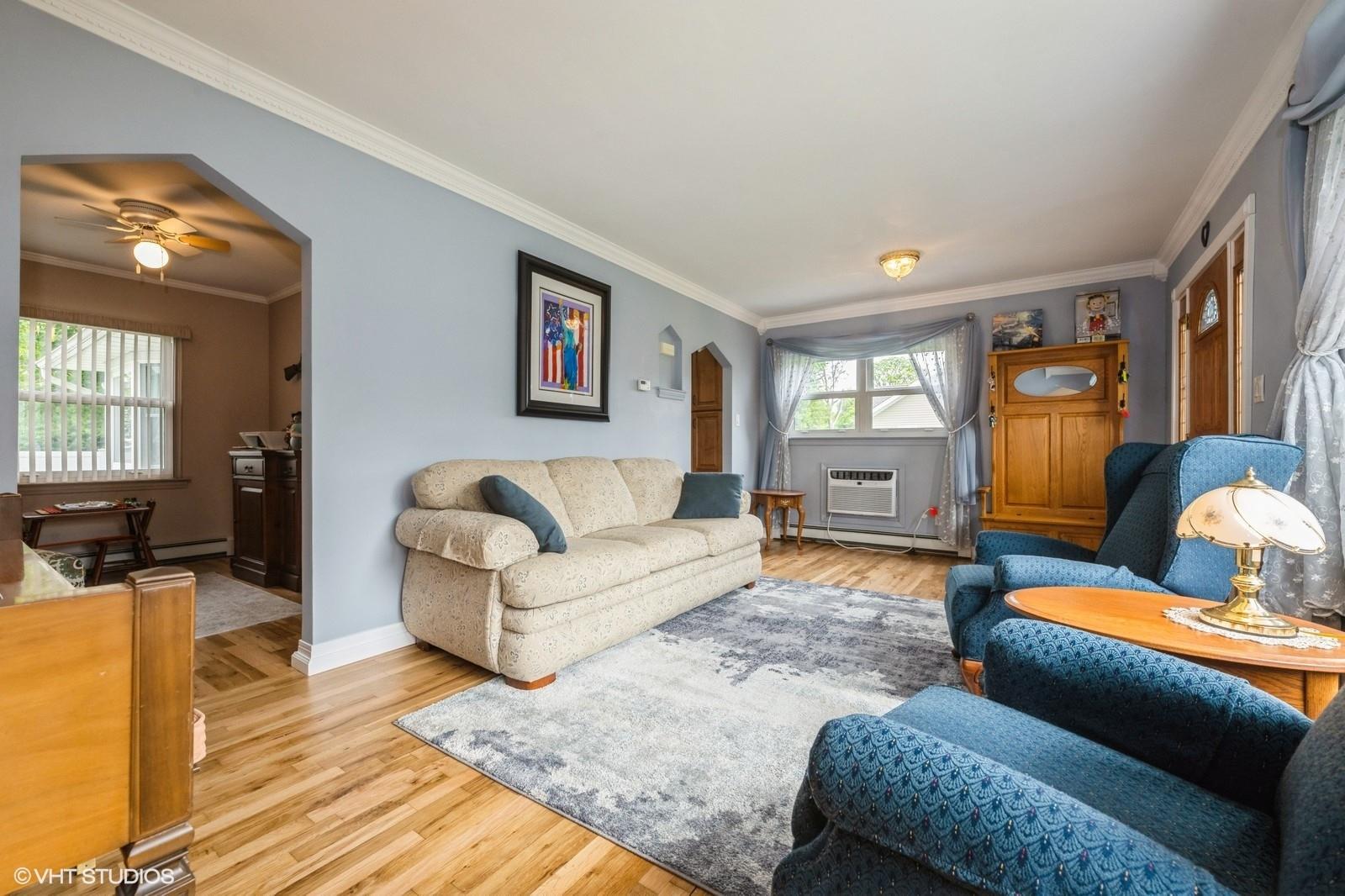 27 Lowell Street, Bethpage, New York image 4