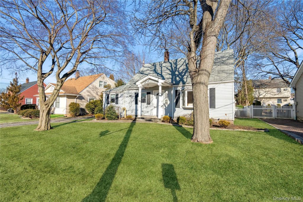 Photo of 23 Harvard Street, Roslyn Heights, NY 11577 (MLS # 944497)