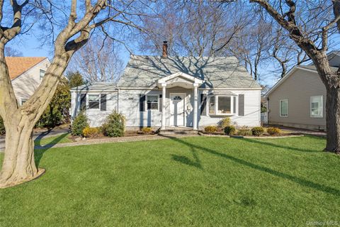 Photo of 23 Harvard Street, Roslyn Heights, NY 11577 (MLS # 944497)