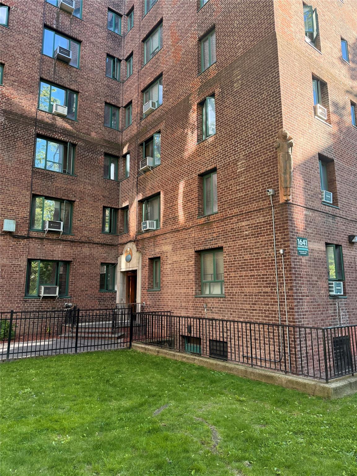 Property for Sale at Metropolitan Avenue 6E, Bronx, New York - Bedrooms: 1 
Bathrooms: 1 
Rooms: 4  - $220,000
