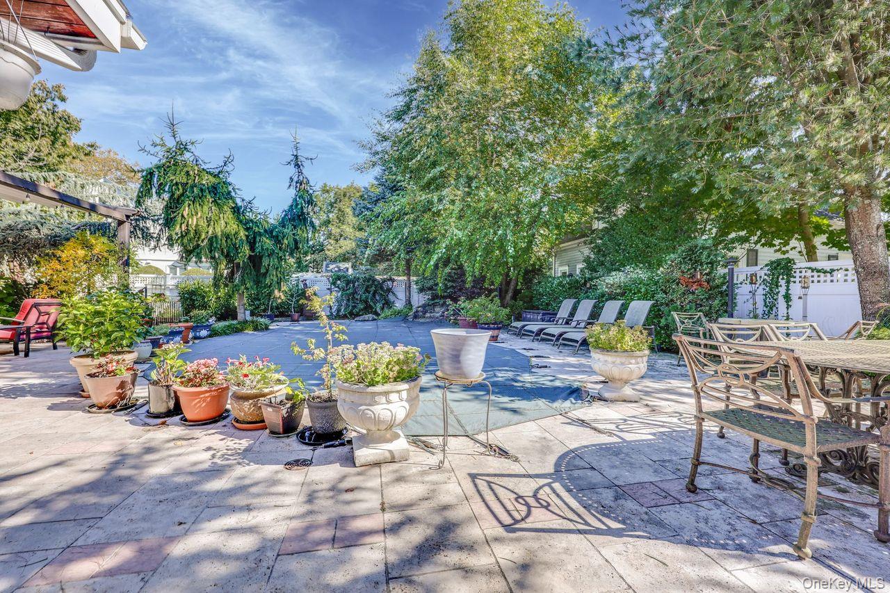 Woodmere, New York 11598, United States, 5 Bedrooms Bedrooms, ,4 BathroomsBathrooms,Residential,Coming Soon,221648