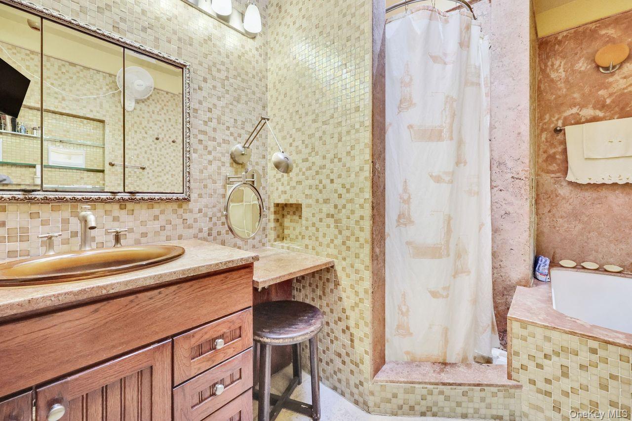 Woodmere, New York 11598, United States, 5 Bedrooms Bedrooms, ,4 BathroomsBathrooms,Residential,Coming Soon,221648