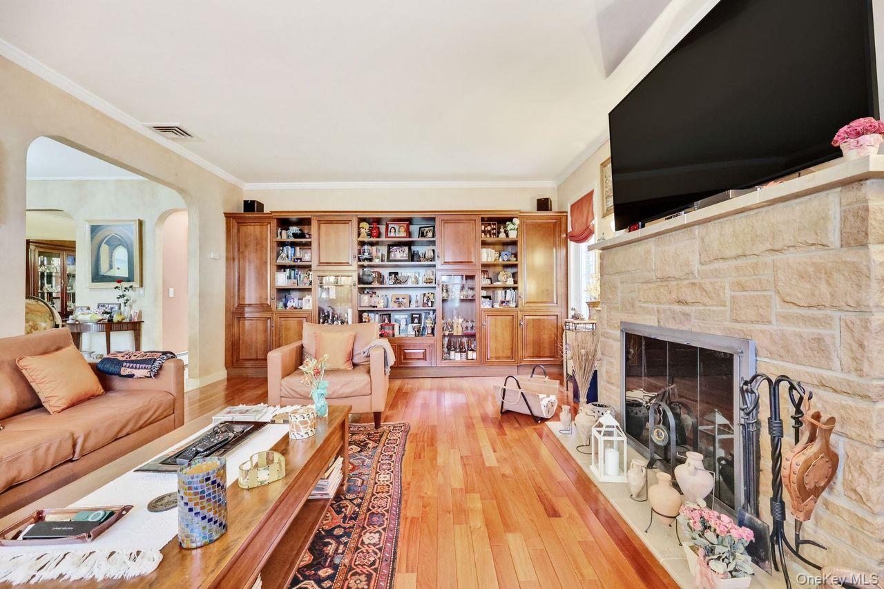 Woodmere, New York 11598, United States, 5 Bedrooms Bedrooms, ,4 BathroomsBathrooms,Residential,Coming Soon,221648