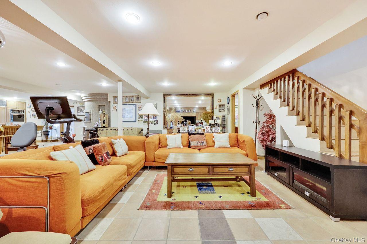 Woodmere, New York 11598, United States, 5 Bedrooms Bedrooms, ,4 BathroomsBathrooms,Residential,Coming Soon,221648