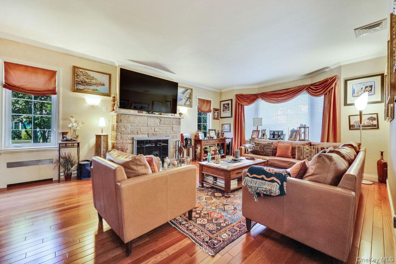 Woodmere, New York 11598, United States, 5 Bedrooms Bedrooms, ,4 BathroomsBathrooms,Residential,Coming Soon,221648