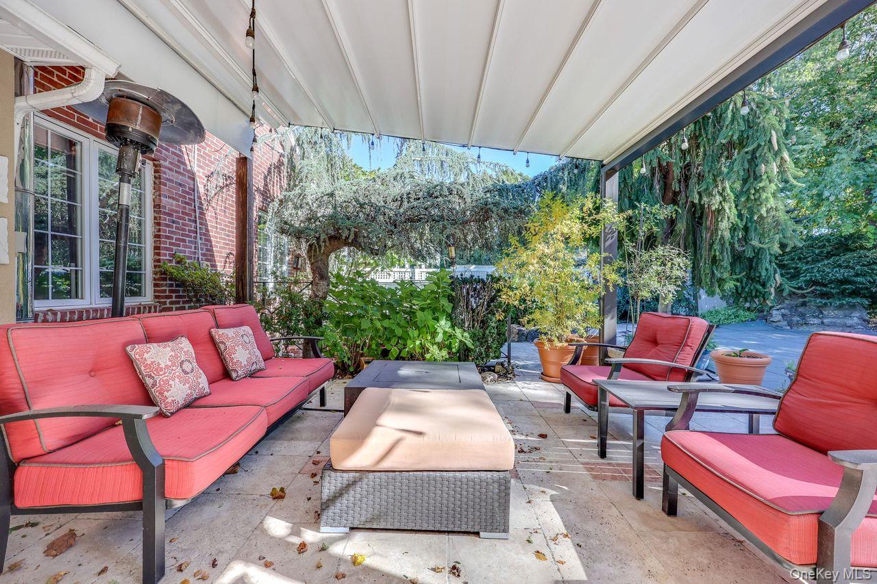 Woodmere, New York 11598, United States, 5 Bedrooms Bedrooms, ,4 BathroomsBathrooms,Residential,Coming Soon,221648