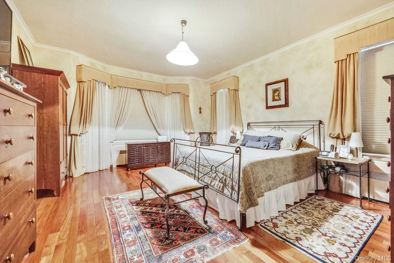 Woodmere, New York 11598, United States, 5 Bedrooms Bedrooms, ,4 BathroomsBathrooms,Residential,Coming Soon,221648