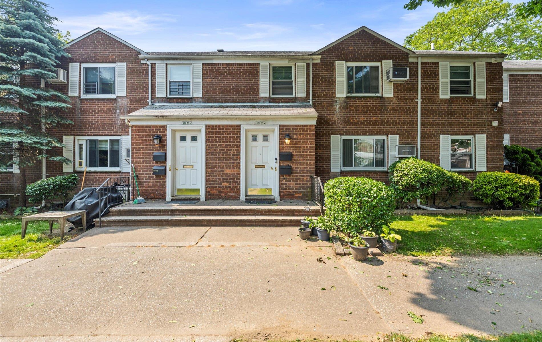 75th Avenue Ave 1st Floor, Glen Oaks, Queens, NY - 2 Bedrooms  
1 Bathrooms  
5 Rooms - 