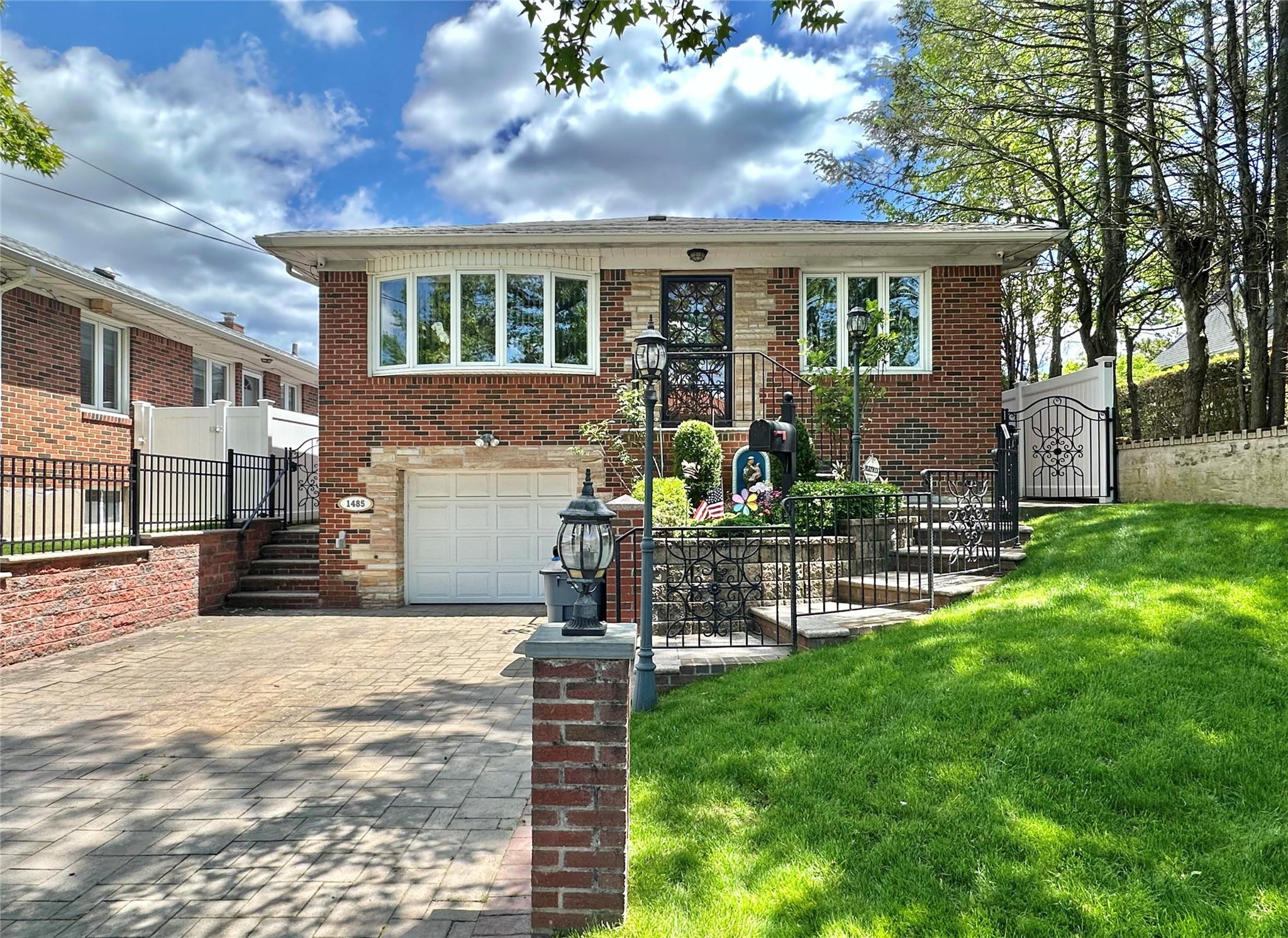Property for Sale at 166 Street, Whitestone, Queens, NY - Bedrooms: 3 
Bathrooms: 3 
Rooms: 10  - $1,398,888