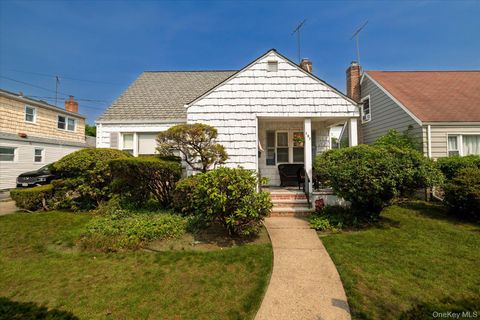 Homes For Sale - 187 Raff Avenue<br/> Nassau County, Floral Park, NY 11001