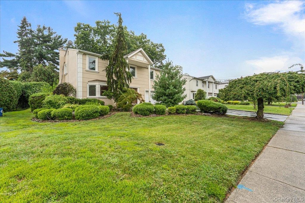 Photo of 418 Old Courthouse Rd Rd, Manhasset Hills, NY 11040 (MLS # 988834)