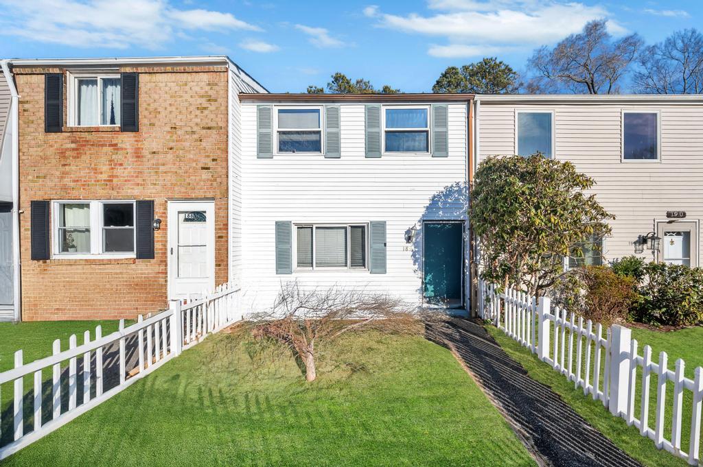 189 Hill Circle, Calverton, New York image 6