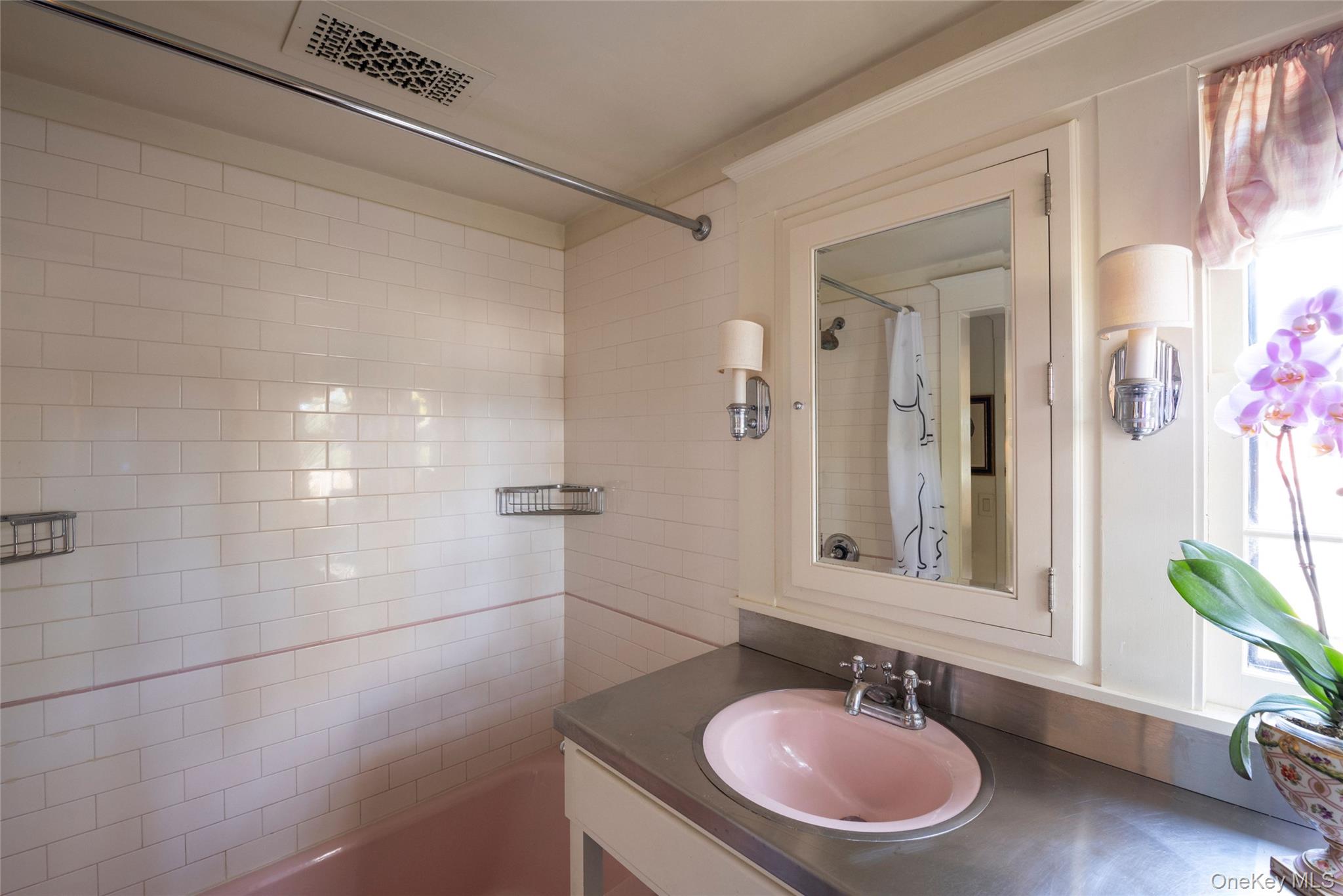 Germantown, New York 12526, United States, 4 Bedrooms Bedrooms, ,2 BathroomsBathrooms,Residential,Active,231006