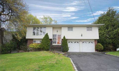 Photo of 96 Cedar Drive W, Plainview, NY 11803 (MLS # 989517)