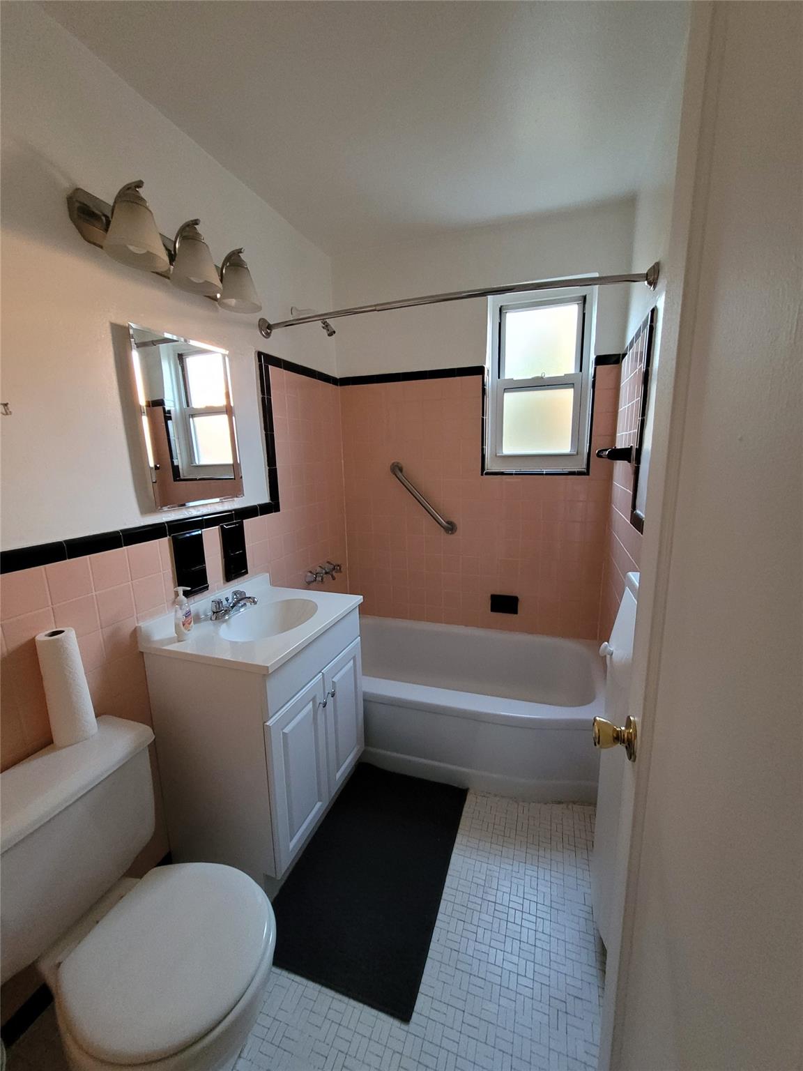 Property for Sale at Jewel Ave Ave 3, Kew Garden Hills, Queens, NY - Bedrooms: 1 
Bathrooms: 1 
Rooms: 4  - $239,888