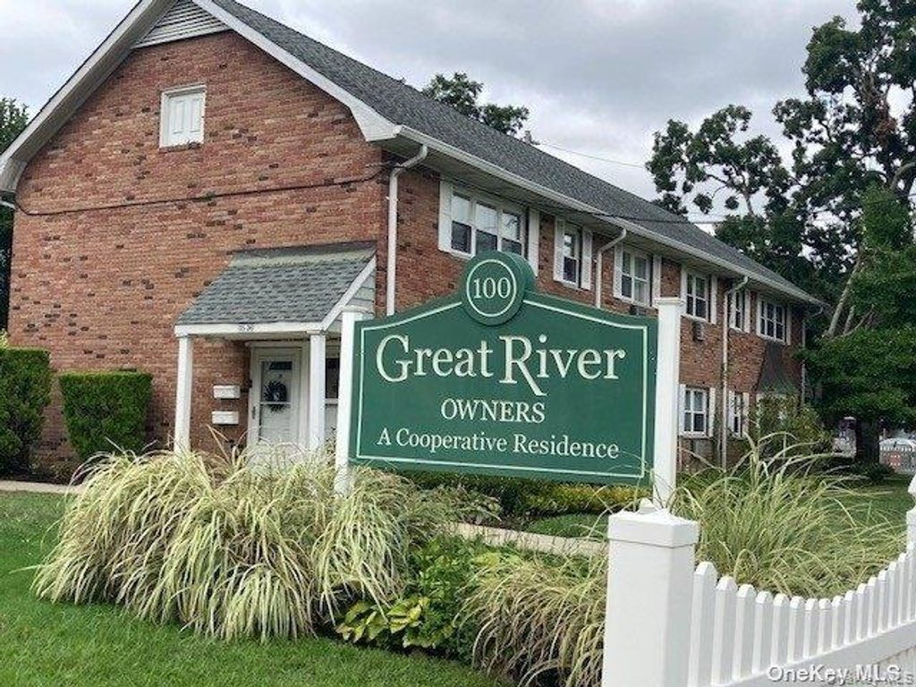 Photo of 100 Connetquot Avenue #29, East Islip, NY 11580 (MLS # 942387)