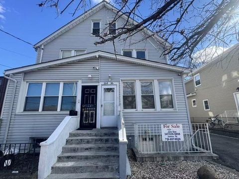 Townhouse For Sale - 164-36 77th Road<br/> Fresh Meadows, NY 11366
