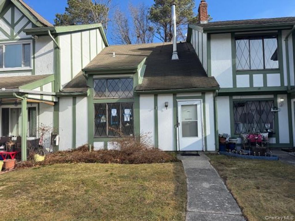 Photo of 88 Drexelgate Court, Middle Island, NY 11953 (MLS # 979401)