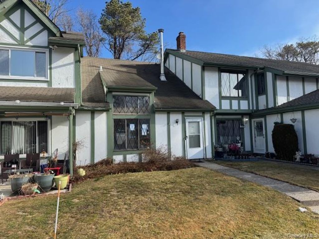 Photo of 88 Drexelgate Court, Middle Island, NY 11953 (MLS # 979401)