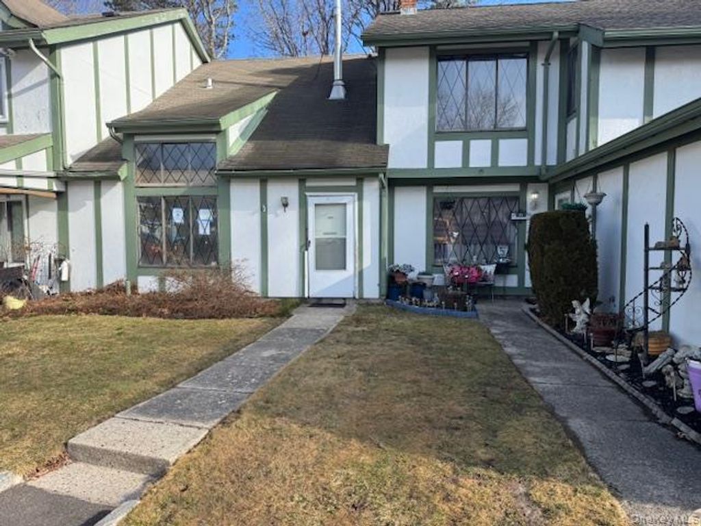 Photo of 88 Drexelgate Court, Middle Island, NY 11953 (MLS # 979401)