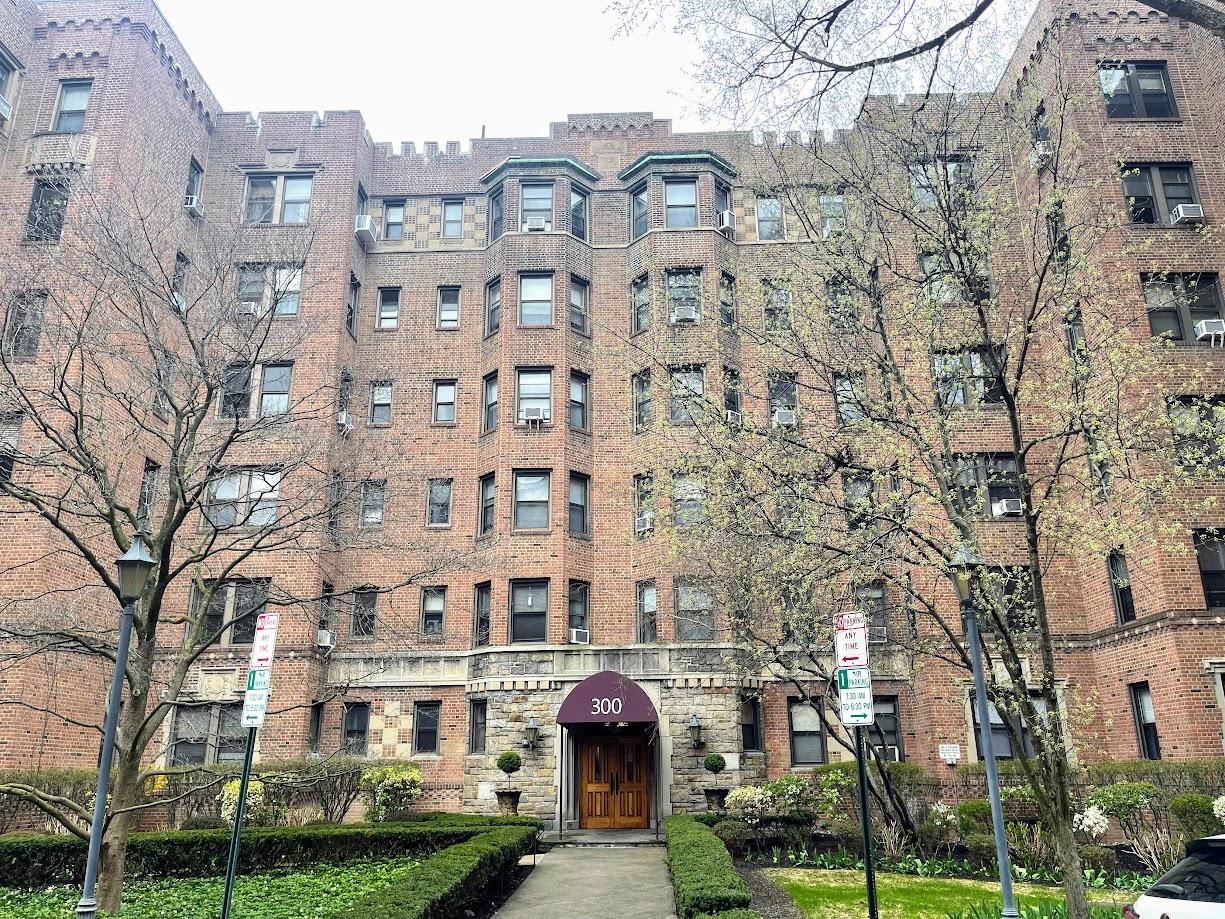 Main Street 1E, White Plains, New York - 1 Bathrooms  
3 Rooms - 
