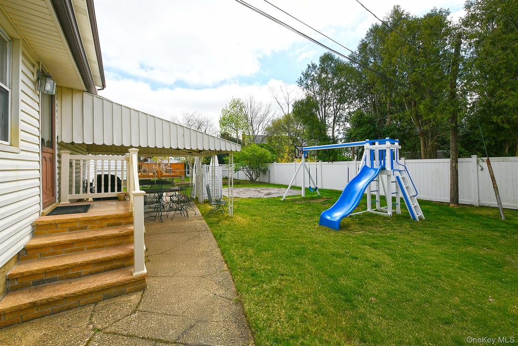 Photo of 25 Lincoln Road N, Plainview, NY 11803 (MLS # 983782)