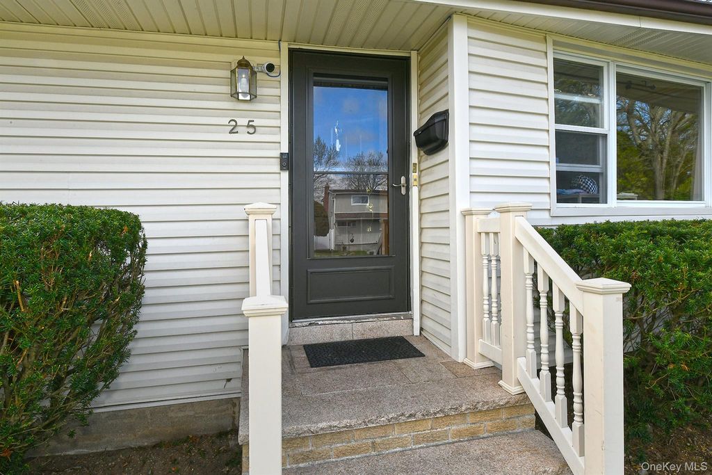 Photo of 25 Lincoln Road N, Plainview, NY 11803 (MLS # 983782)