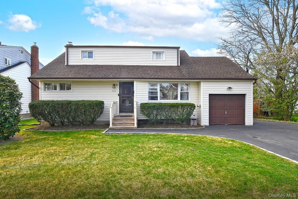 Photo of 25 Lincoln Road N, Plainview, NY 11803 (MLS # 983782)