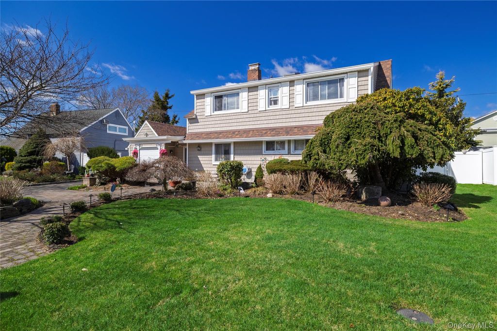 Photo of 12 Link Lane, Hicksville, NY 11801 (MLS # 993868)