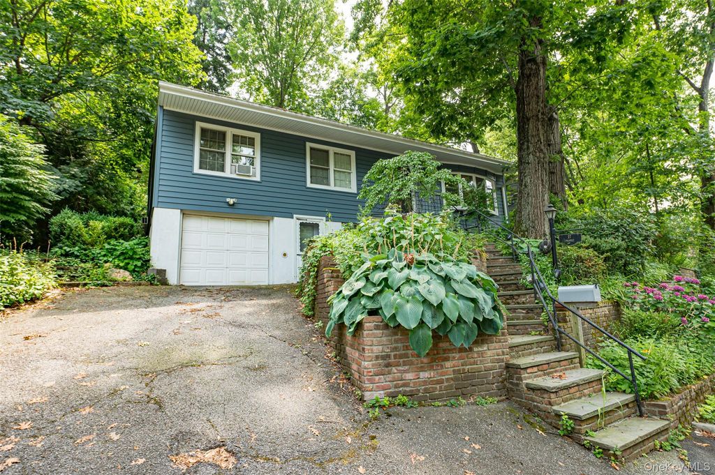 Photo of 27 Prospect Avenue, Sea Cliff, NY 11579 (MLS # 921852)