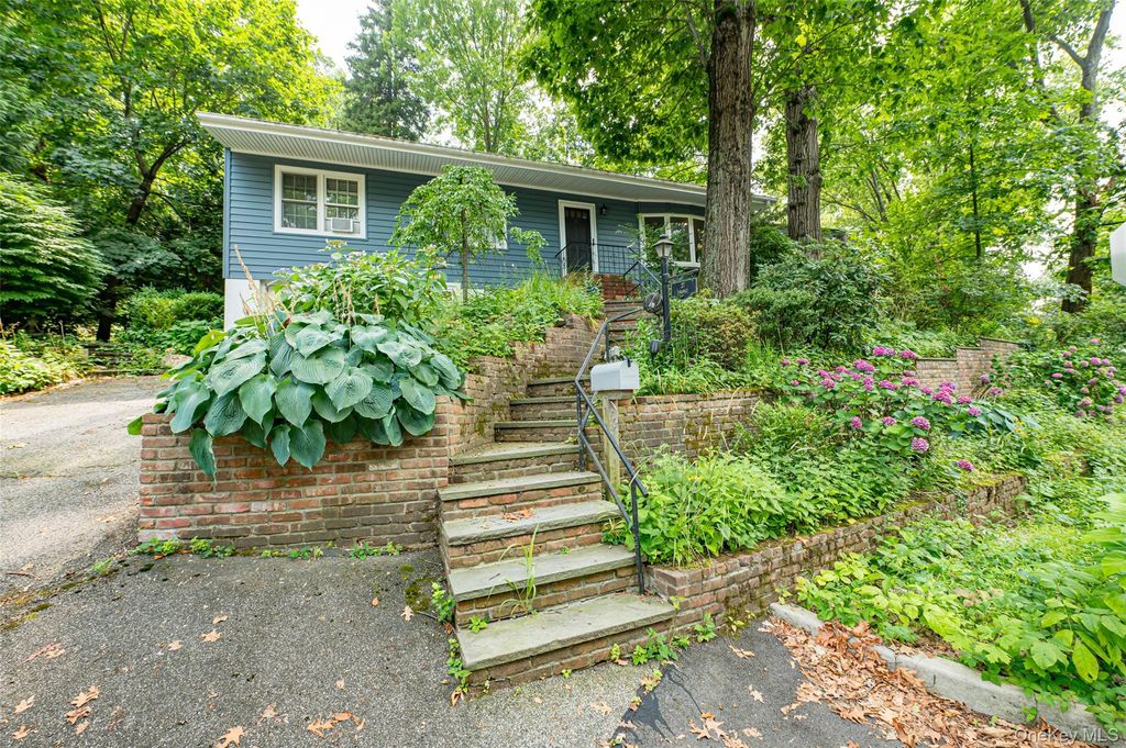 Photo of 27 Prospect Avenue, Sea Cliff, NY 11579 (MLS # 921852)