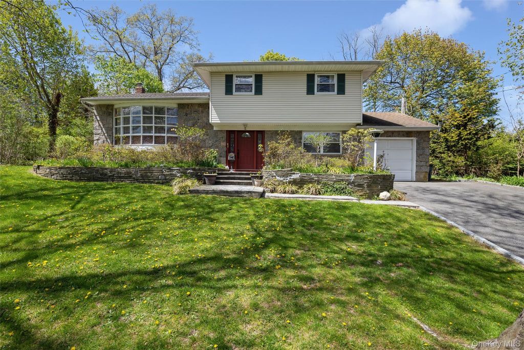 Photo of 5 Highpoint Drive, Huntington, NY 11743 (MLS # 987182)