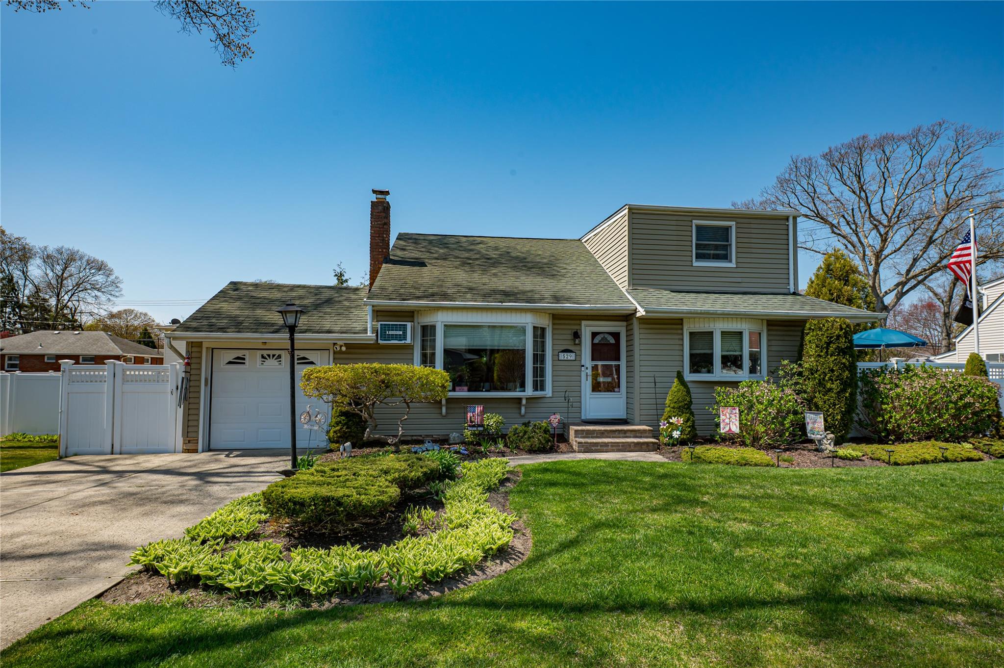 529 Myrtle Avenue, West Islip, New York image 1