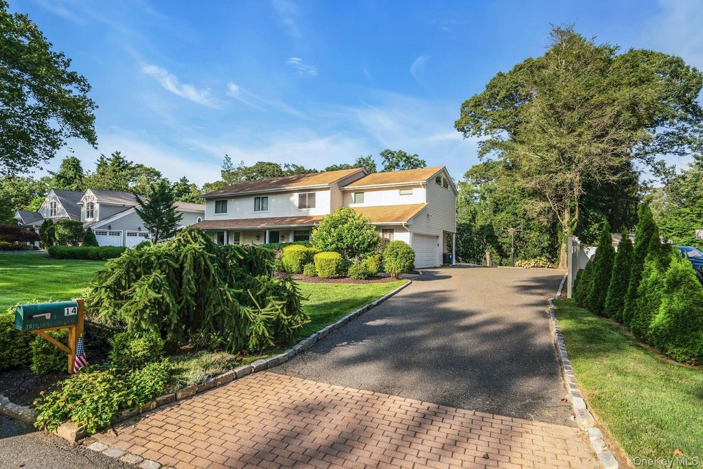 Photo of 14 Tree Hollow Lane, Dix Hills, NY 11746 (MLS # 1046193)