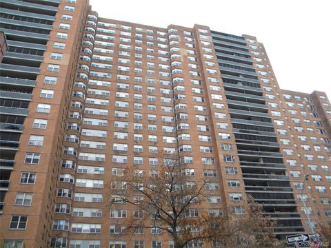 Photo of 70-25 Yellowstone Boulevard #17Q, Forest Hills, NY 11375 (MLS # 934941)