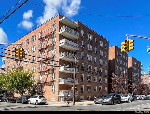 Photo of 34-20 parsons Boulevard #4W, Flushing, NY 11354 (MLS # 927343)