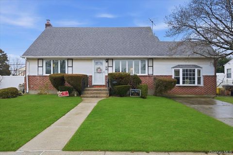 25 Lois Lane Farmingdale NY 11735