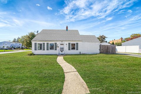Photo of 36 Bowling Lane, Levittown, NY 11756 (MLS # 926090)