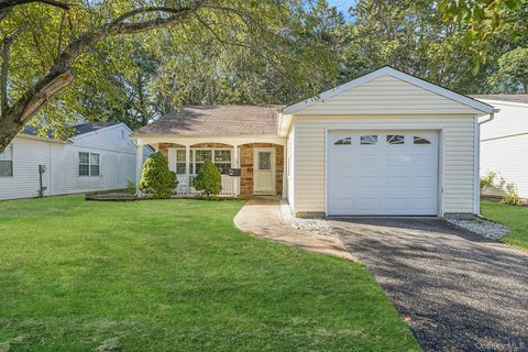 Photo of 187 Edinburgh Drive, Ridge, NY 11961 (MLS # 898631)