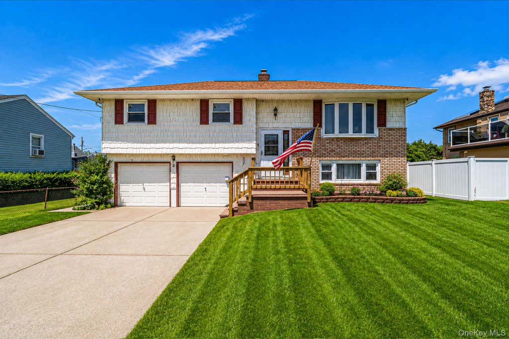 Photo of 8 Wilson Place, Lindenhurst, NY 11757 (MLS # 1034436)