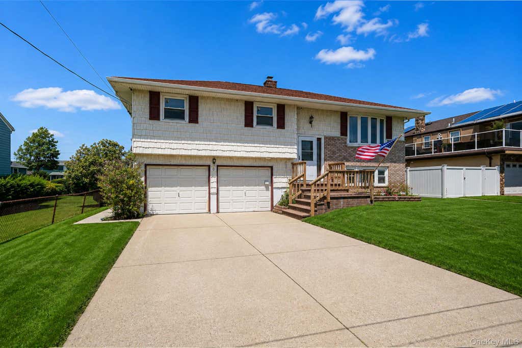 Photo of 8 Wilson Place, Lindenhurst, NY 11757 (MLS # 1034436)