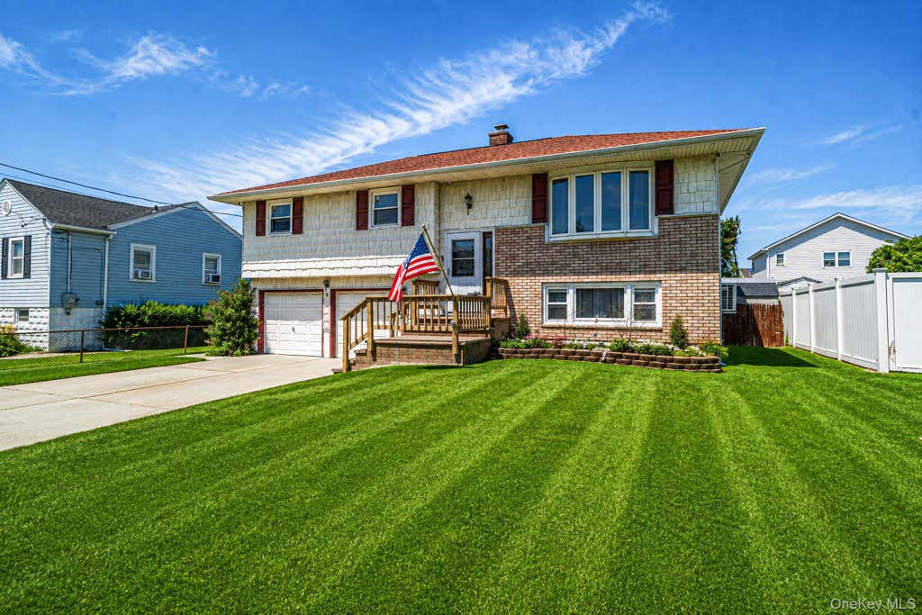 Photo of 8 Wilson Place, Lindenhurst, NY 11757 (MLS # 1034436)