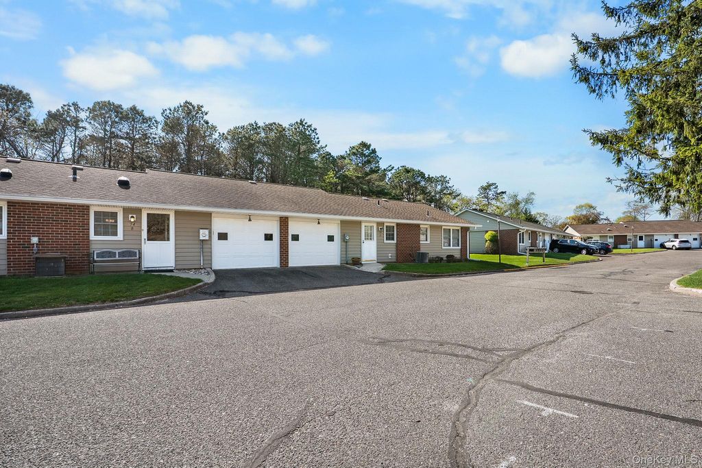 Photo of 54 Aylesbury Court #B, Ridge, NY 11961 (MLS # 996321)
