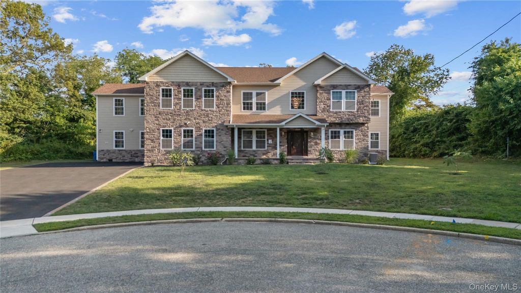 Photo of 4 Coventry Court, Wheatley Heights, NY 11798 (MLS # 902826)