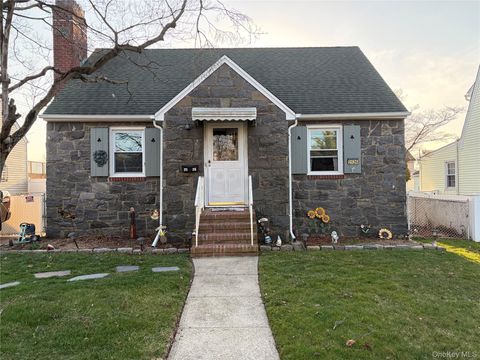 Homes For Sale - 2526 S Saint Marks Avenue<br/> Bellmore, NY 11710